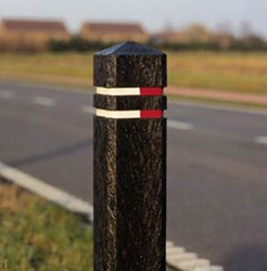 Gerecyclede kunststof paal met diamantkop - afm. 15 x 15 cm - lengte 140 cm - inclusief 2 reflectorbanden rood/wit