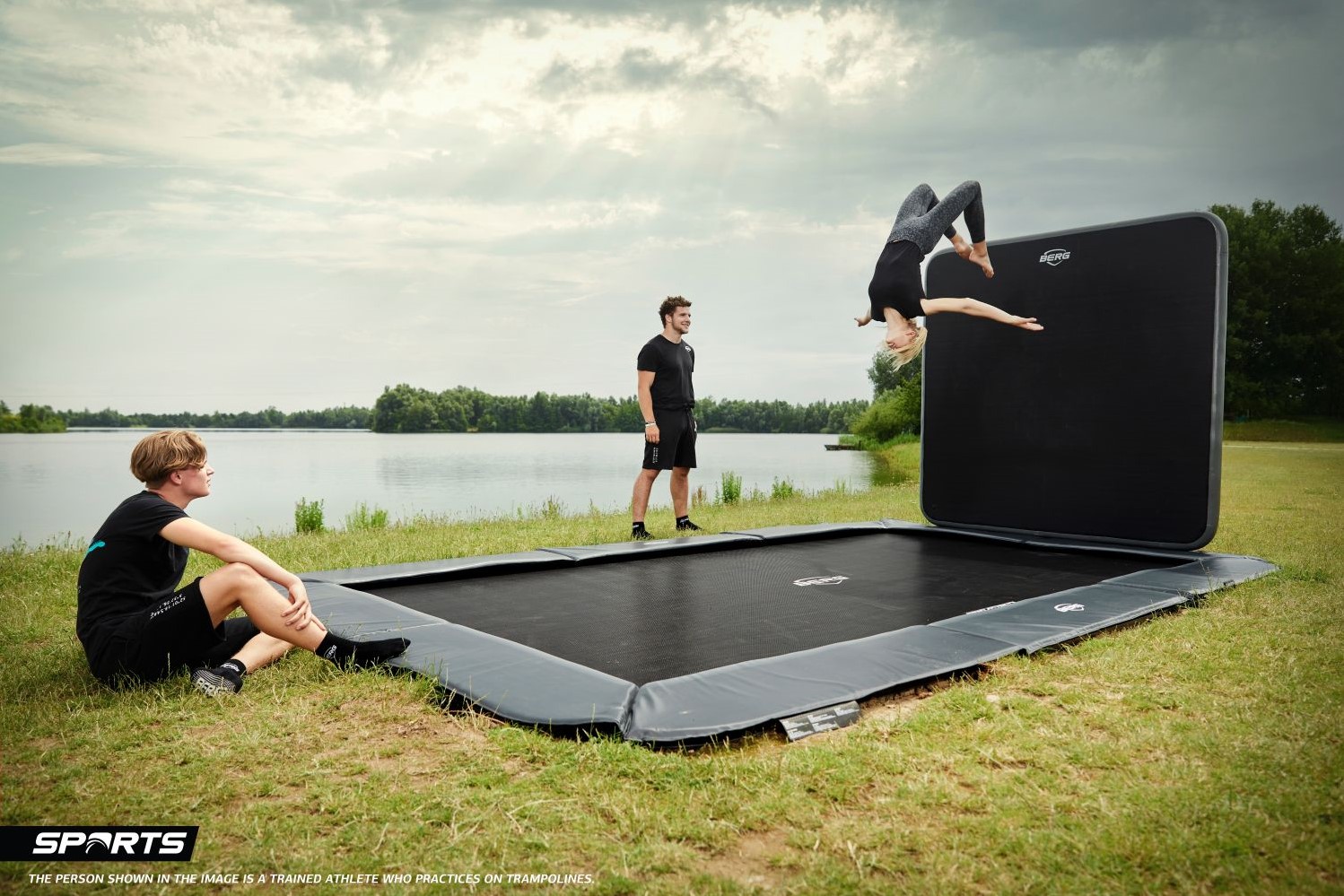 flatground trampoline Ultim Elite, afm. 500 x 300 cm - AeroWall 2 x 2 meter bij