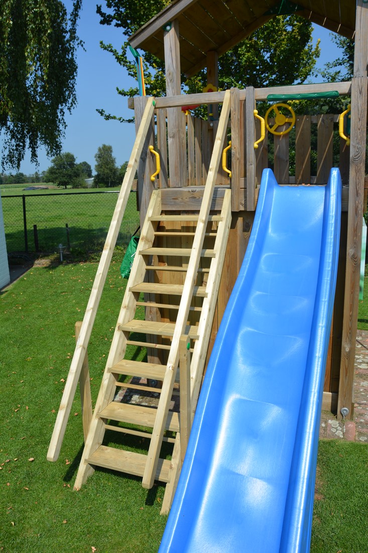 Woodvision trap met 1 leuning, passend op Jungle Gym speeltoestellen met een platform van 150 cm Buitengoed