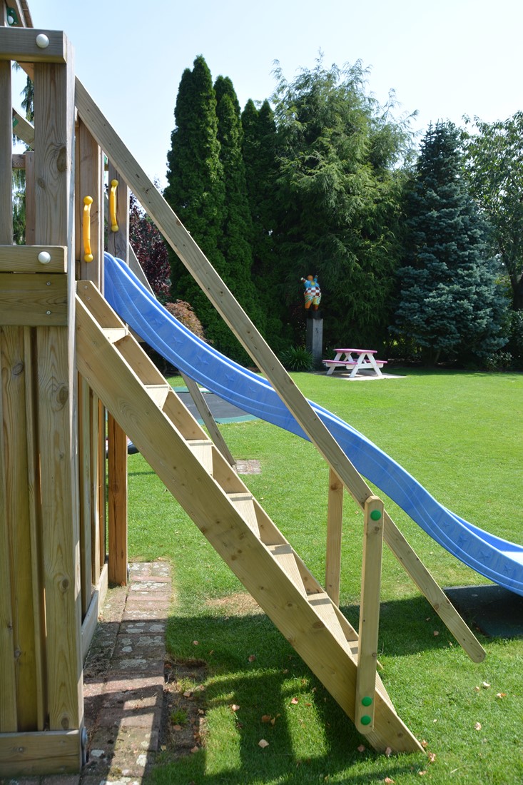 Diplomaat trog Trouw Woodvision trap met 1 leuning, passend op Jungle Gym speeltoestellen met  een platform van 150 cm bij Buitengoed