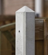 Beton hoekpaal 10x10x275, 74 cm sleuf, glad met diamantkop, wit/grijs